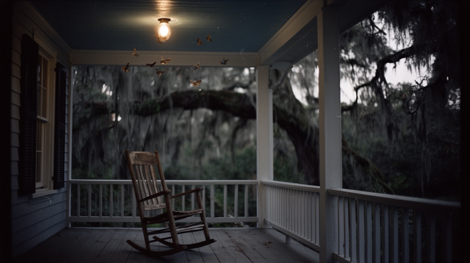 A house in the Florida manner, at dusk